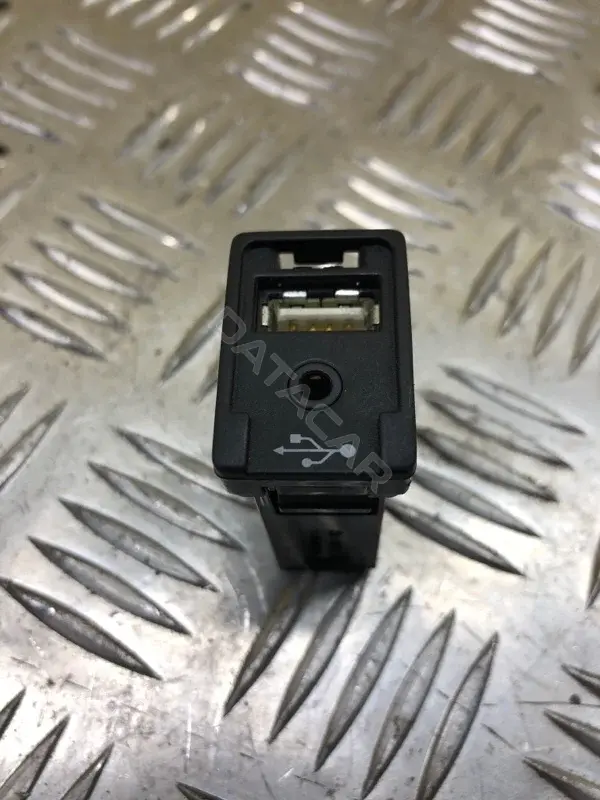 Разъем AUX / USB 861900K030
