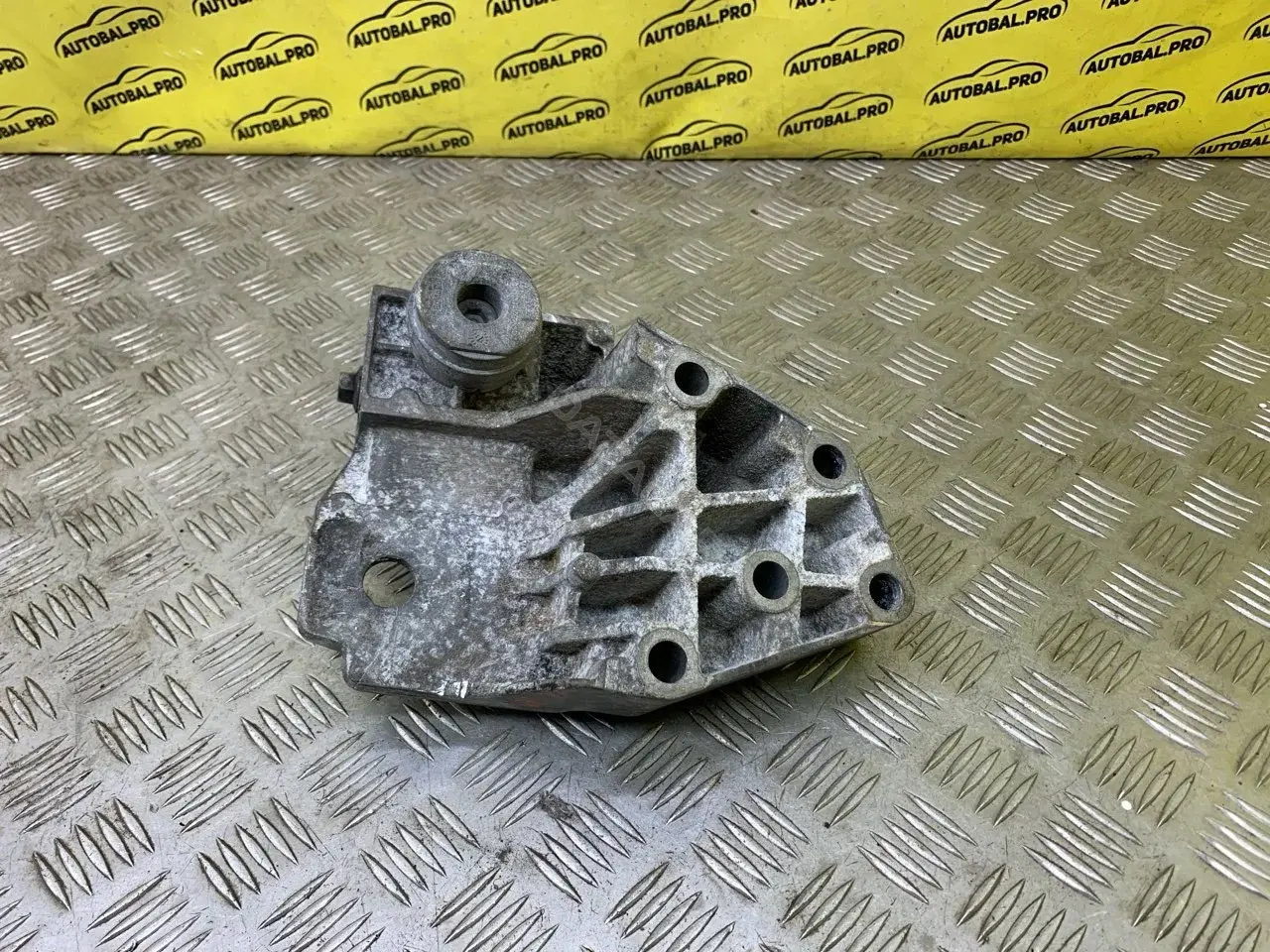 Кронштейн двигателя 6G906030CA