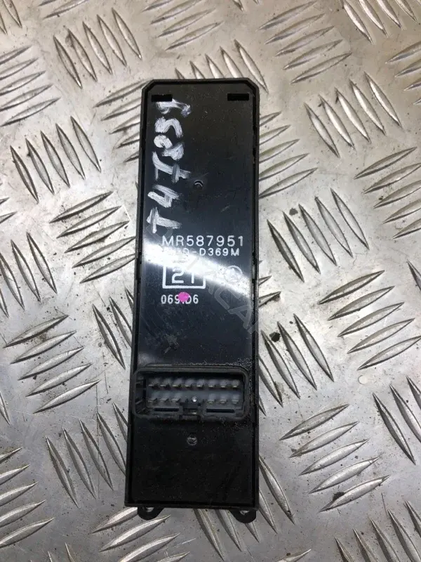 Блок управления стеклоподъемниками MR587951