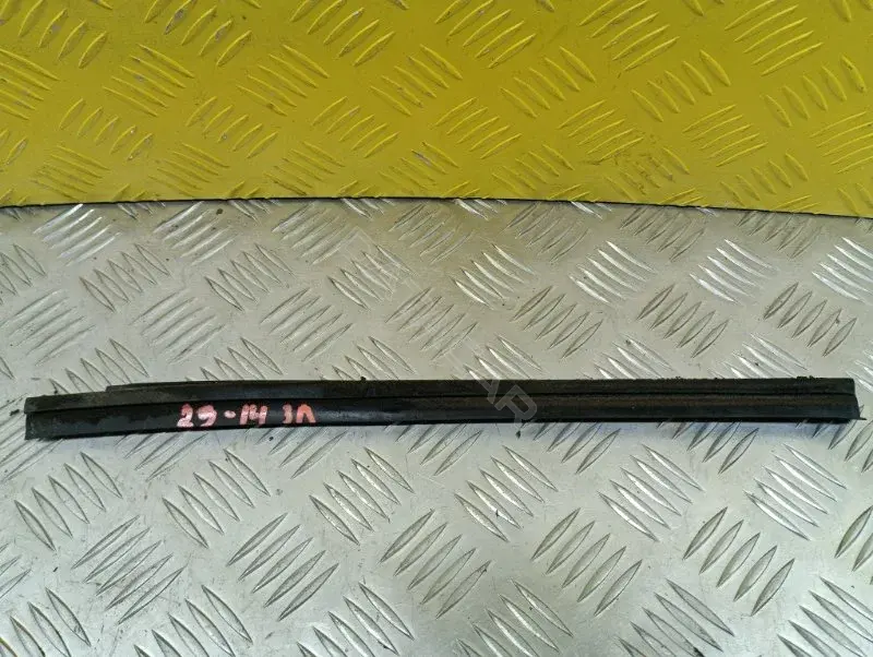 Молдинг стекла 82821EB320
