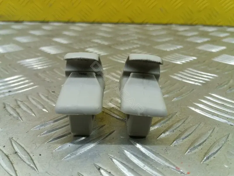 Крепление (крючок) солнцезащитного козырька MR656957