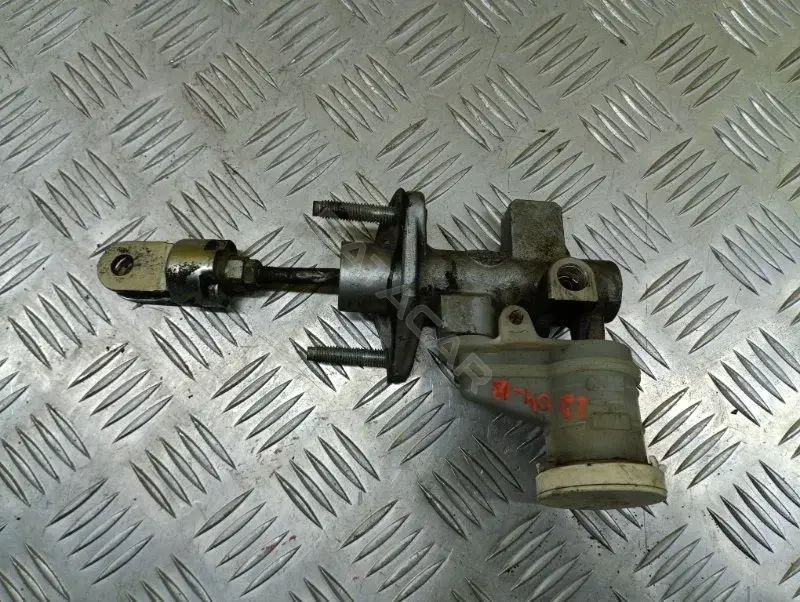 Главный цилиндр сцепления MR995034