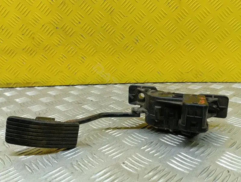 Педаль газа MR527795