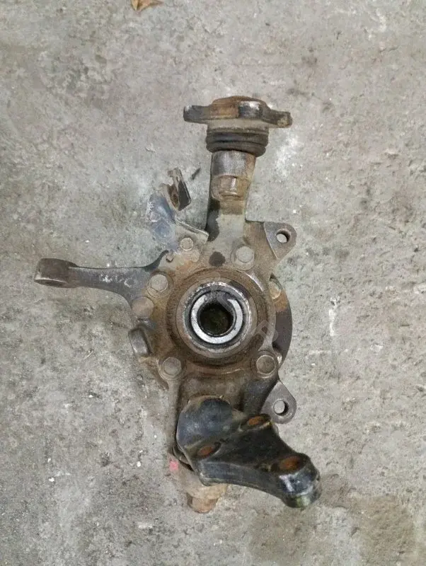 Поворотный кулак MR992368