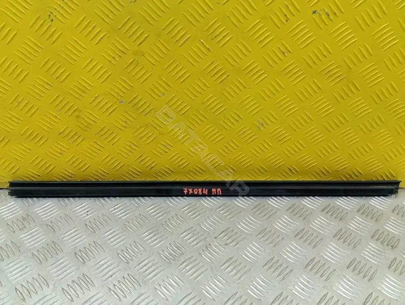 Молдинг двери MN117618