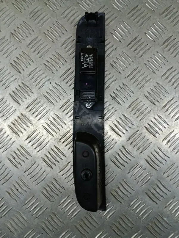 Кнопка стеклоподъемника MR587955