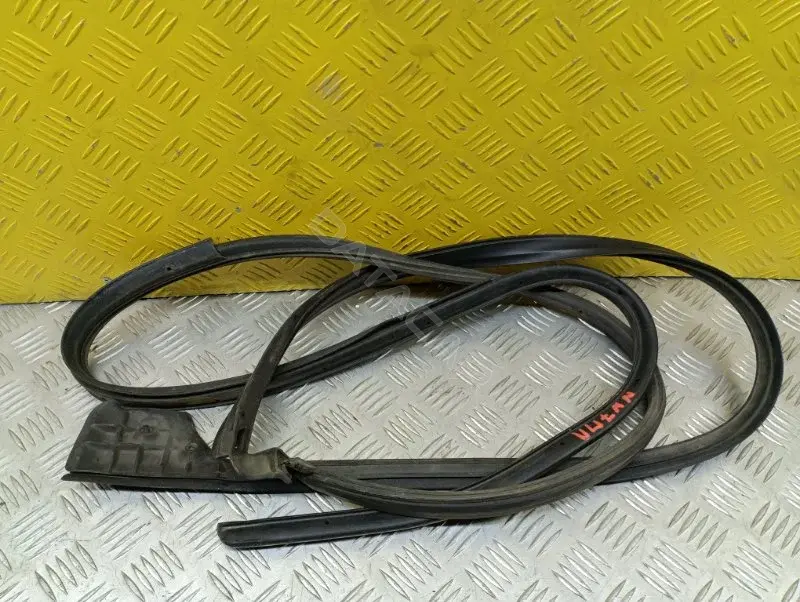Уплотнитель двери 80831EB300