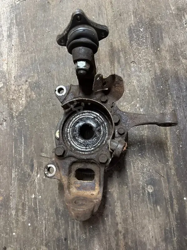 Поворотный кулак MR992377