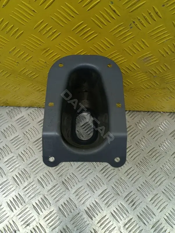 Кожух рулевой колонки MK383500