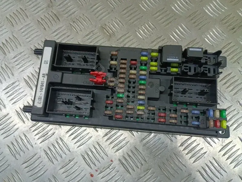 Блок предохранителей GJ3214F041AB