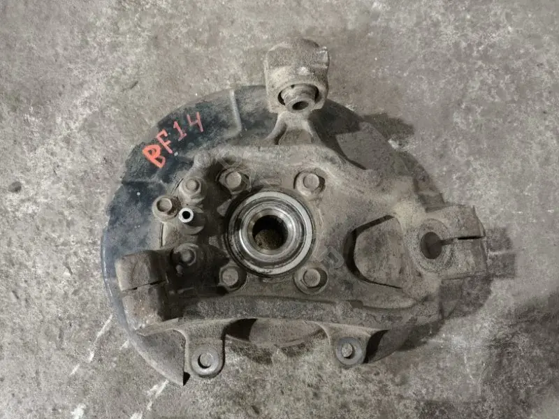Поворотный кулак 43018EB300