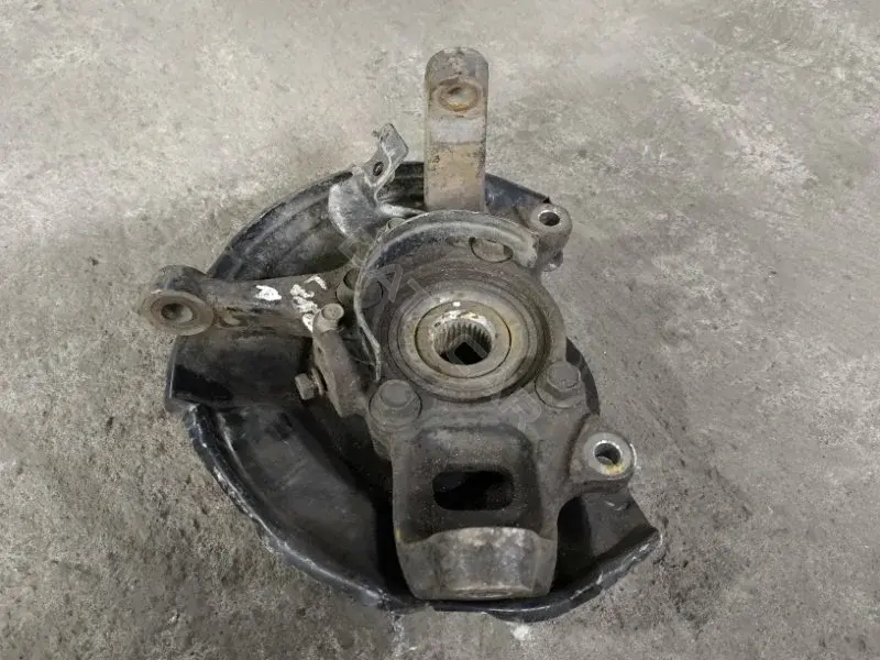 Поворотный кулак MR992378