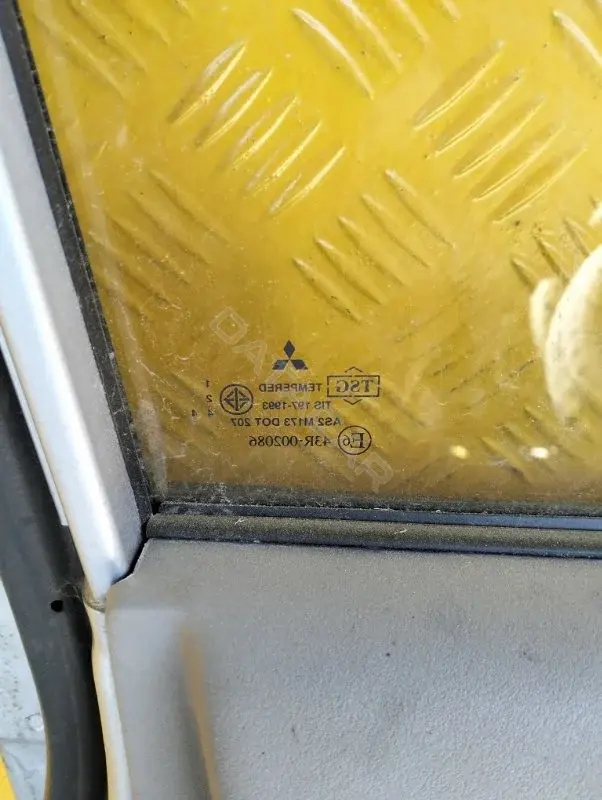 Стекло двери MN117597