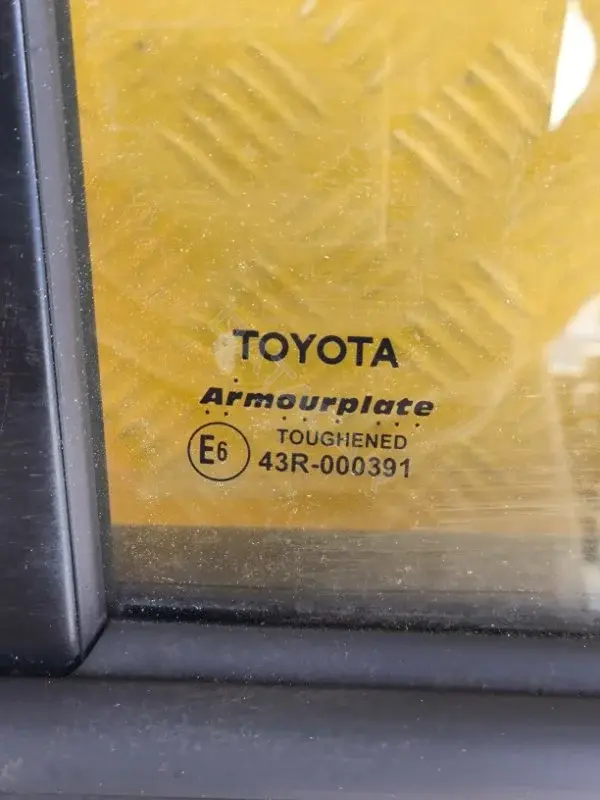 Стекло двери 681130K220