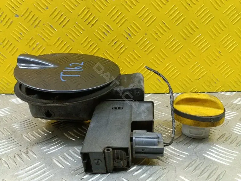 Крышка лючка топливного бака LR002242