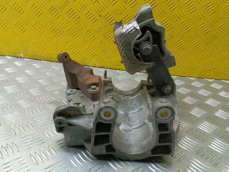 Кронштейн двигателя 6G926P082LB