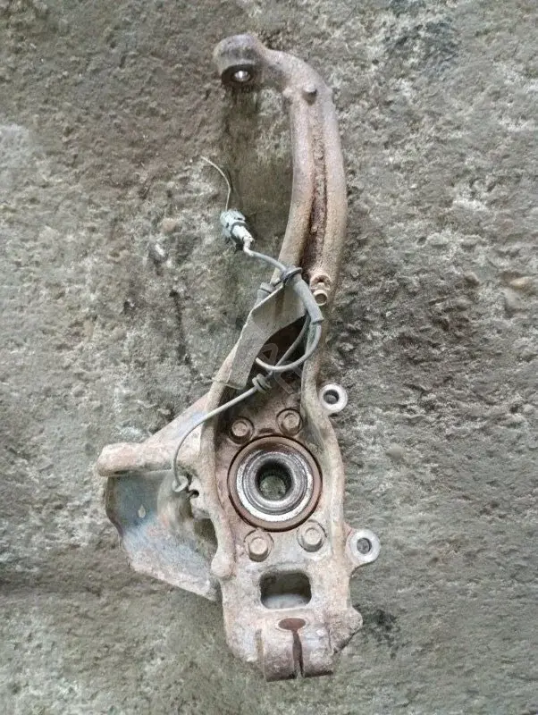 Поворотный кулак 40014EB000