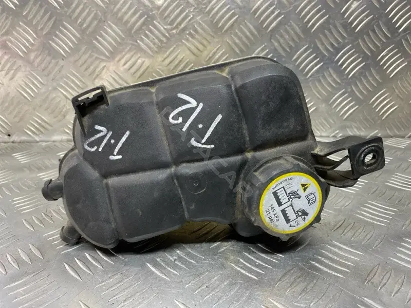 Расширительный бачок LR004080
