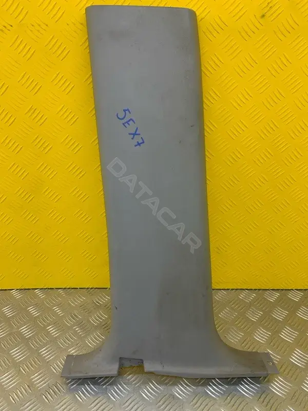 Обшивка стойки центральной MN123867