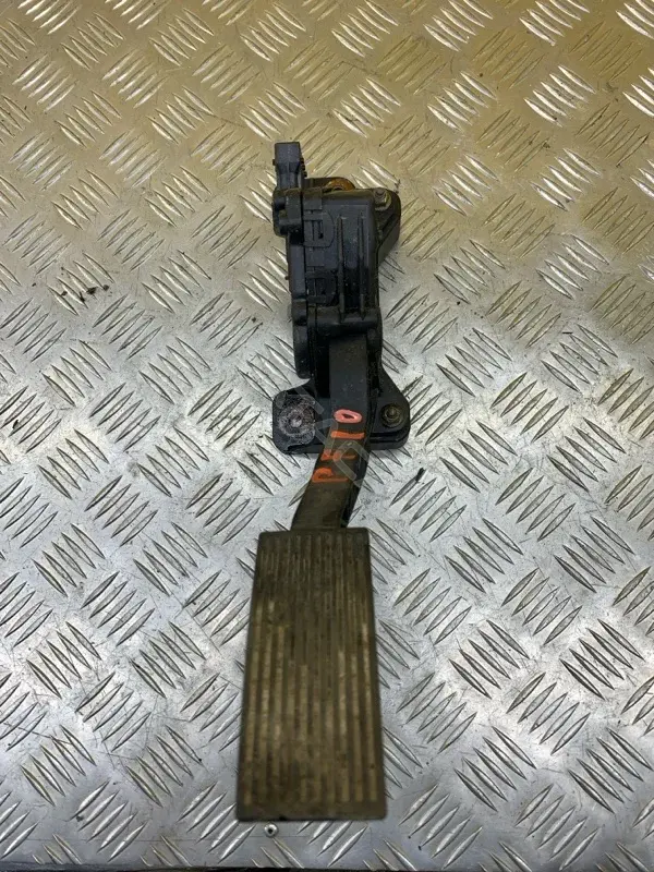 Педаль газа 18002EA000