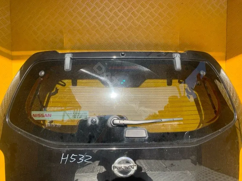 Заднее стекло 90300EA500