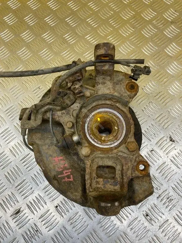 Поворотный кулак MR992378