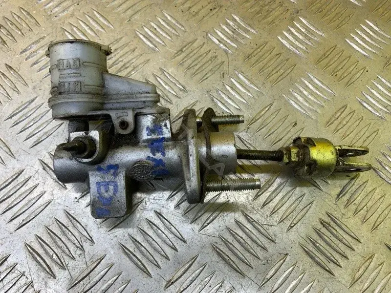 Главный цилиндр сцепления MR995034
