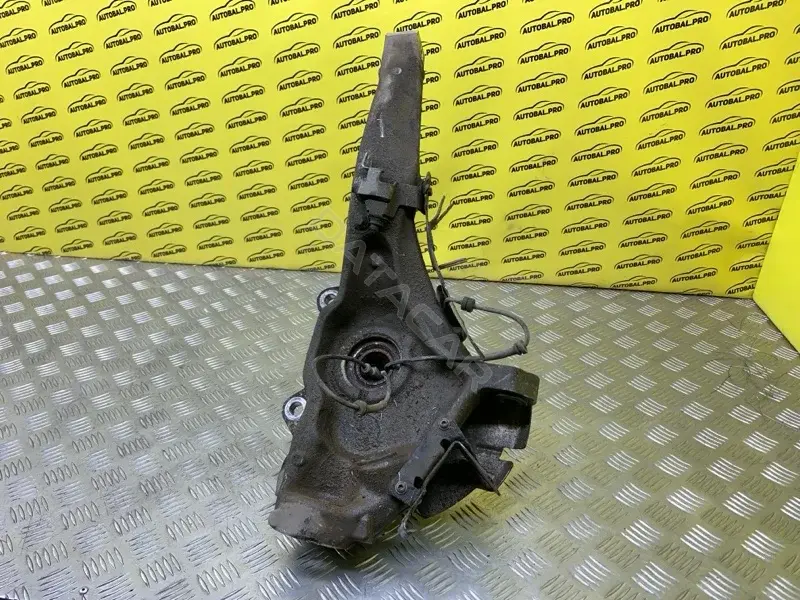 Поворотный кулак LR115104