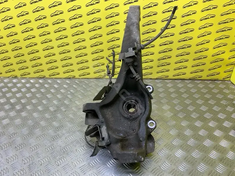Поворотный кулак LR115102