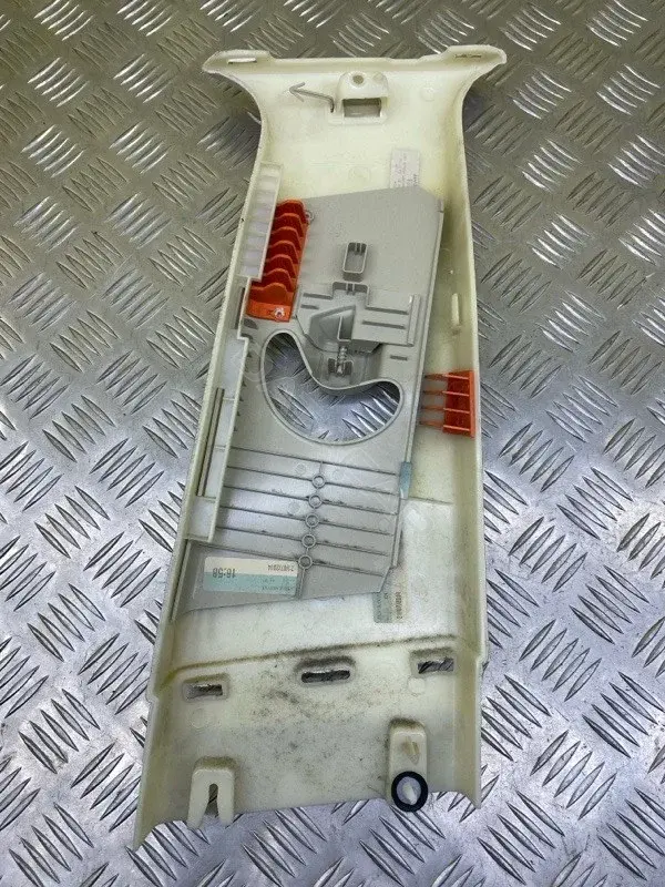 Обшивка стойки центральной LR065692