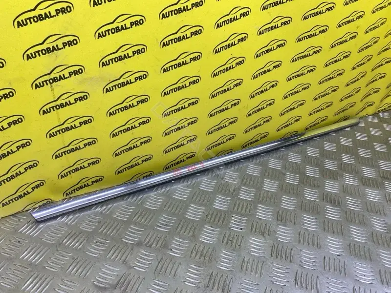 Молдинг стекла 828211BA0A