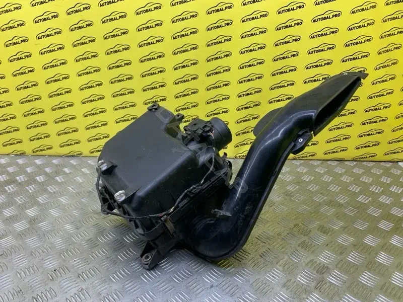 Корпус воздушного фильтра MN135613