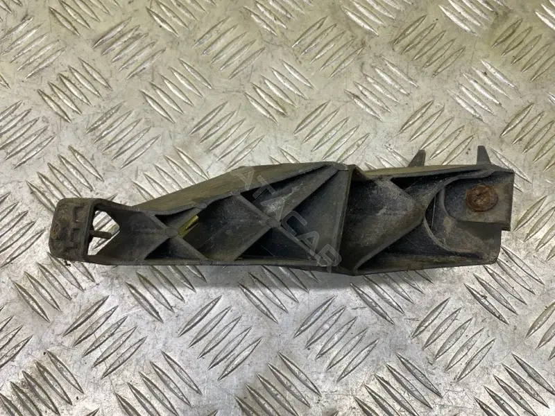 Кронштейн-направляющая бампера 7P6807045