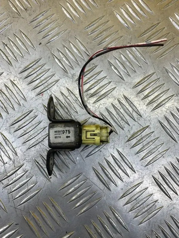 Датчик удара MR587975