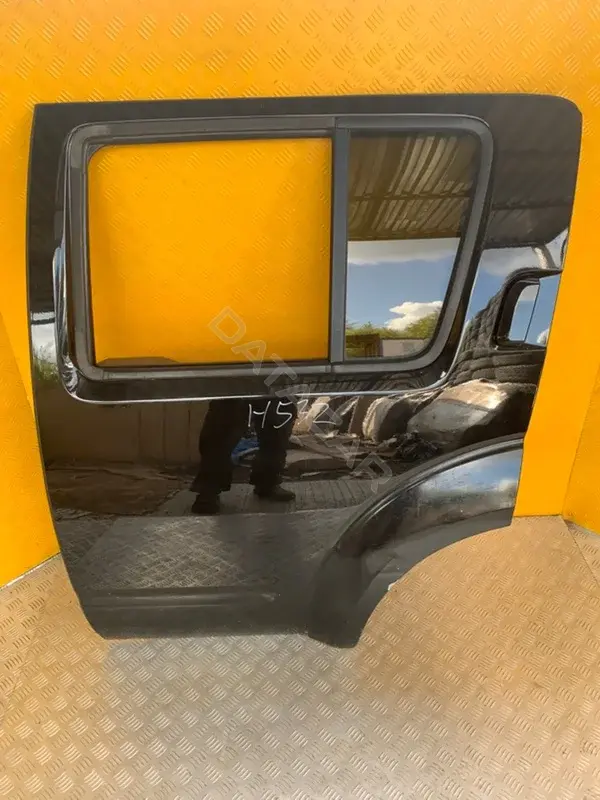 Стекло двери 82301EB33A