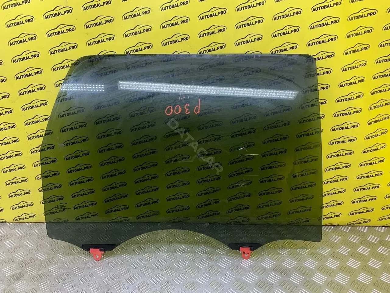 Стекло двери 681030C100