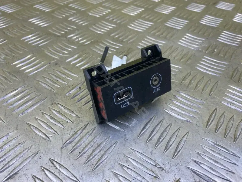 Разъем AUX / USB 8973036000