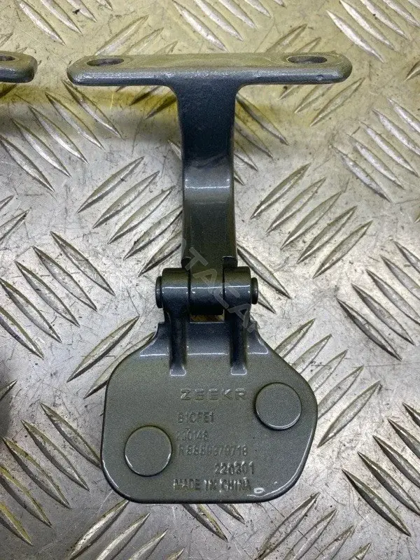 Петля крышки багажника 8889417607C15