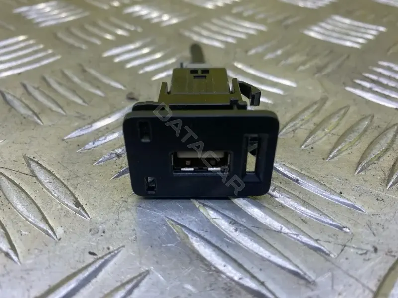 Разъем AUX / USB 6000610107