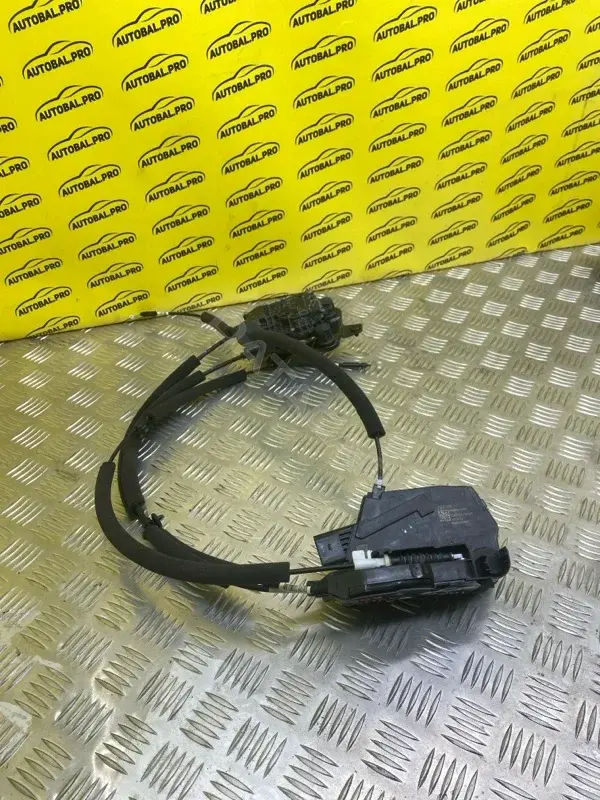 Замок двери 8892824032