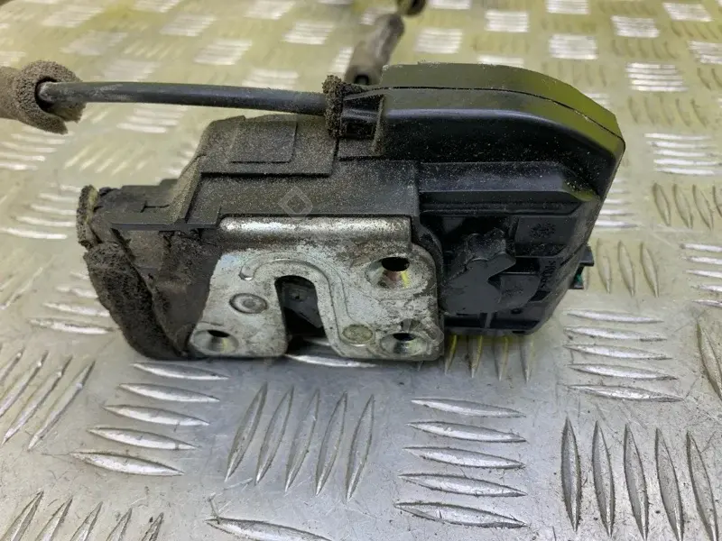 Замок двери 825001LC0A