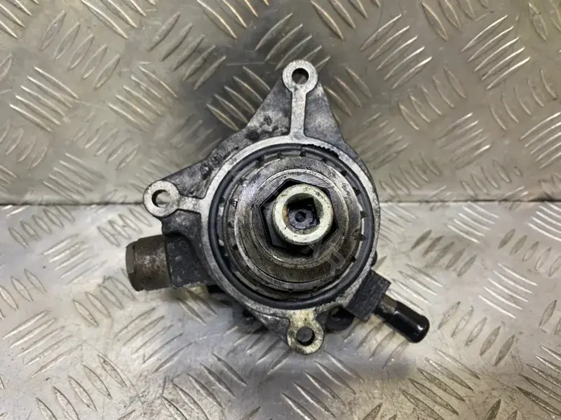 Вакуумный насос 14650EB30A