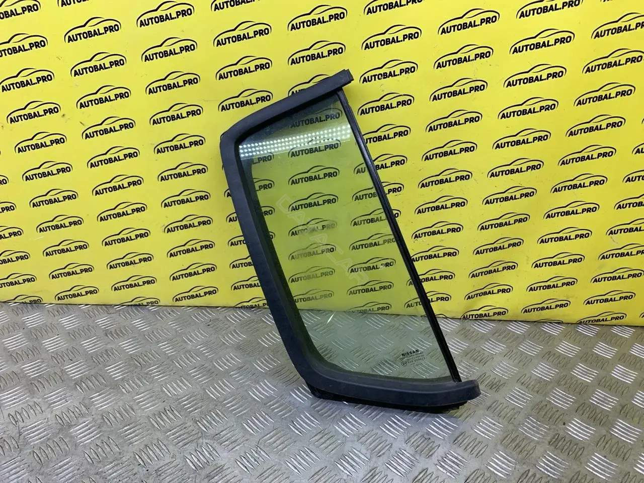 Стекло двери 82262EB300