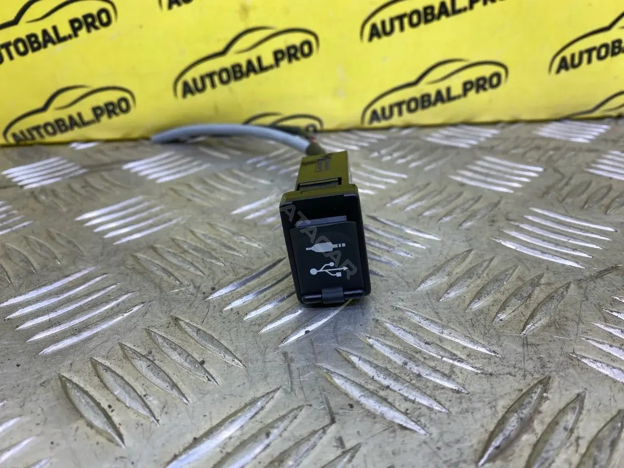 Разъем AUX / USB 8619042040