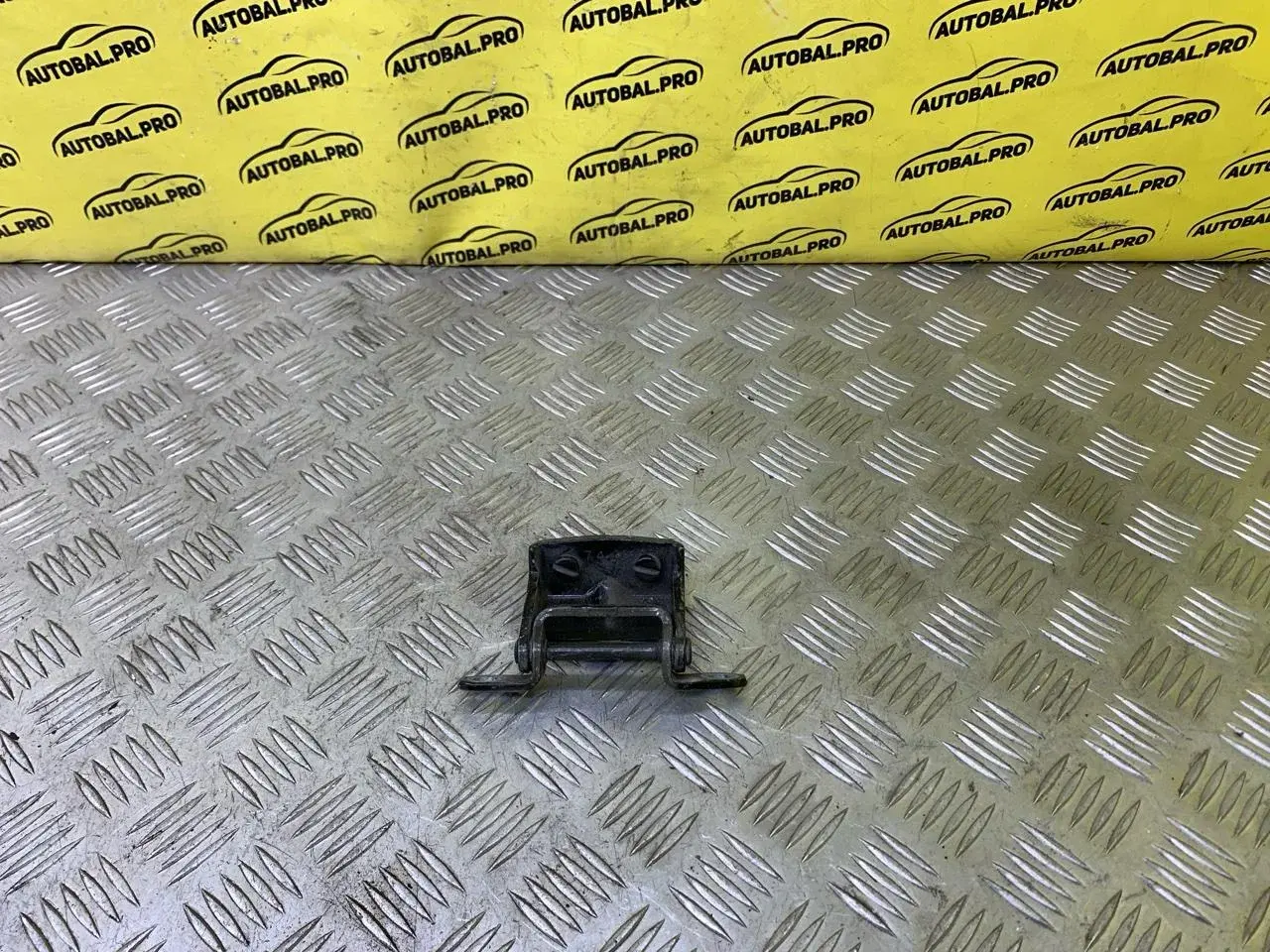 Петля крышки багажника 904017Z000