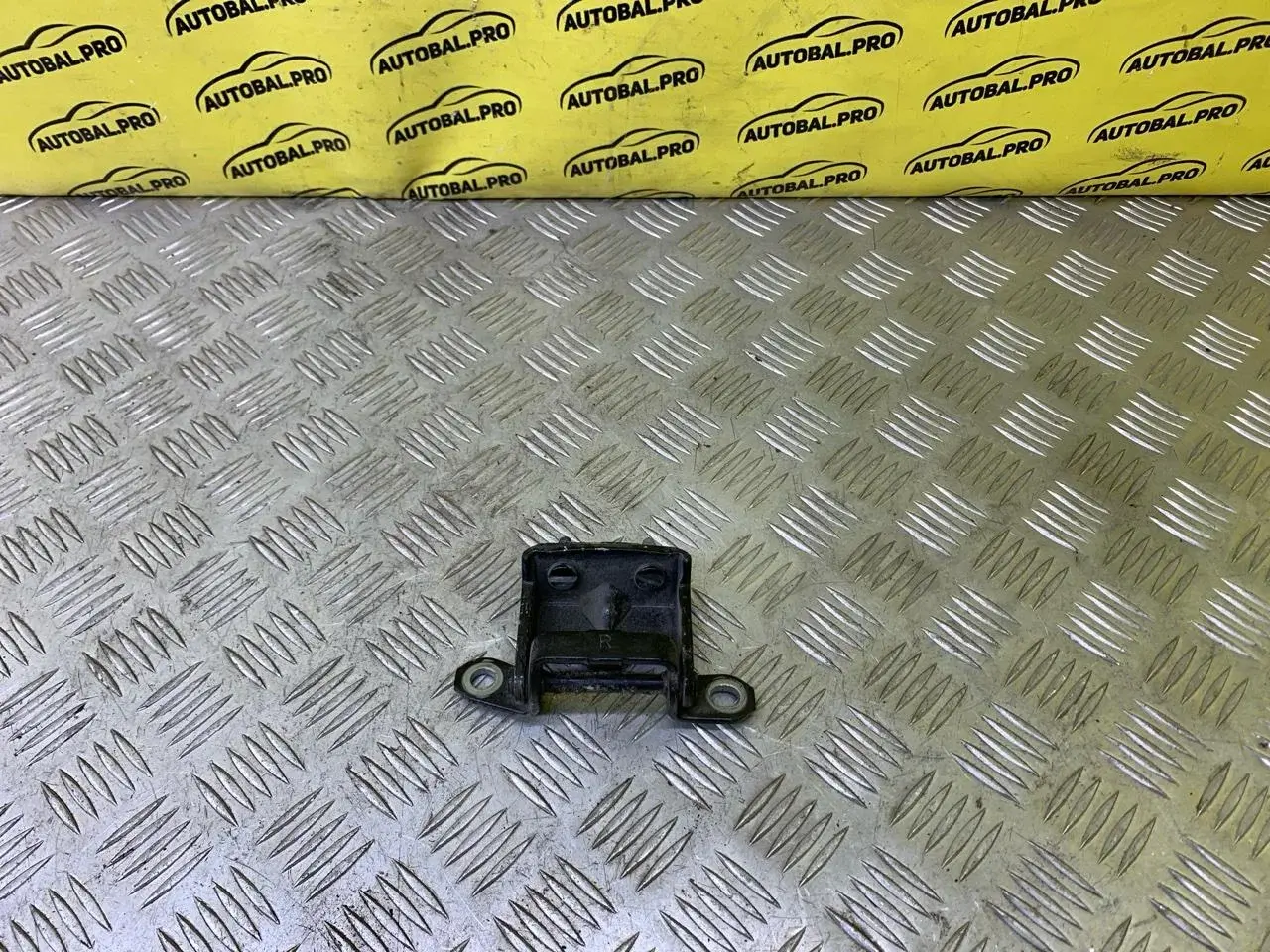 Петля крышки багажника 904007Z000