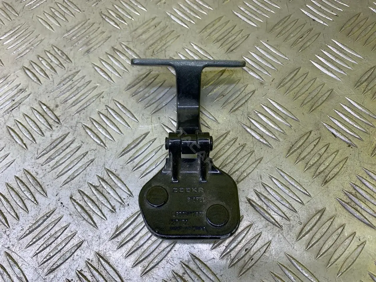 Петля крышки багажника 8889417607