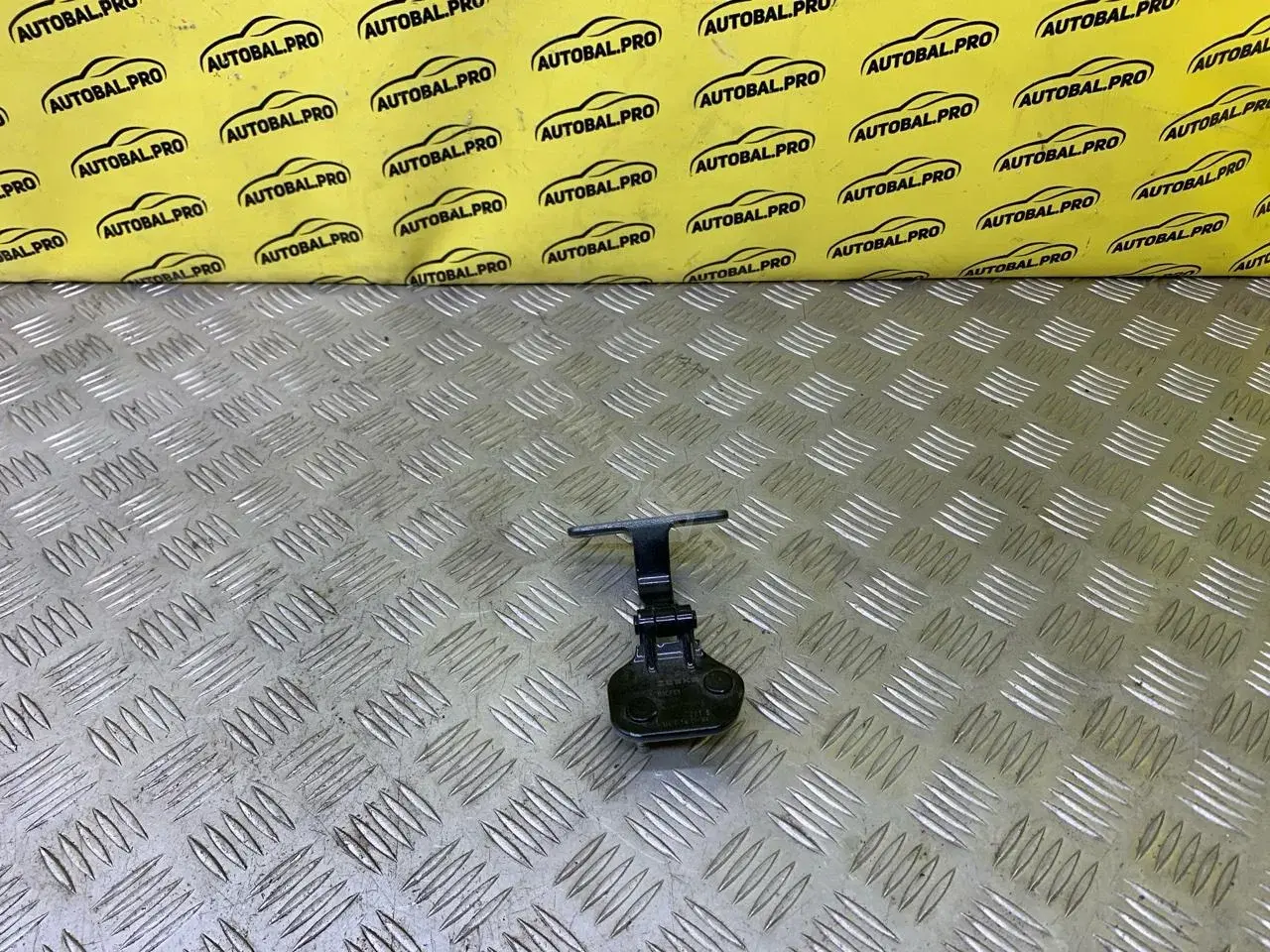 Петля крышки багажника 8889379718