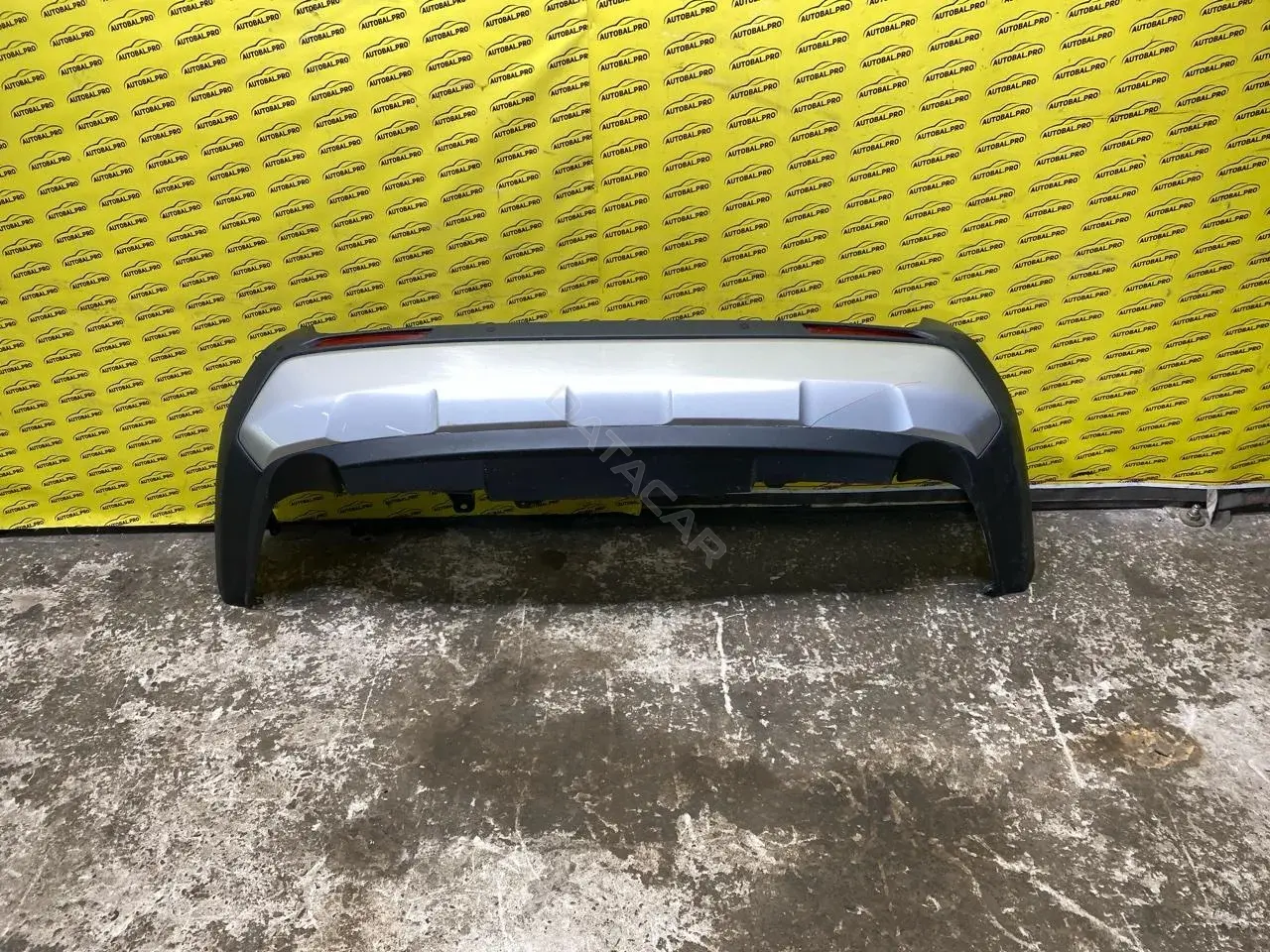 Задний бампер 521590R250