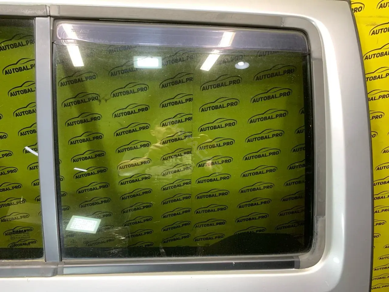 Стекло двери 82300EB33A